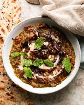  Kashk-e Bademjan: Een rijke, romige auberginedip met een knapperige korst die je smaakpapillen zal ontwaken!