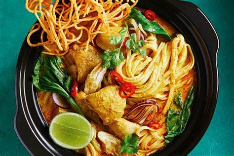  Khao Soi: Een Romige Kokoscurry Explosie met Knapperige Mieën en Zilveruitjes!