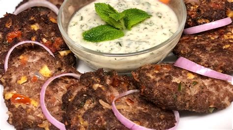  Peshawari Chapli Kebab: Een sappig baksel vol kruiden en een heerlijke tikka-geur!