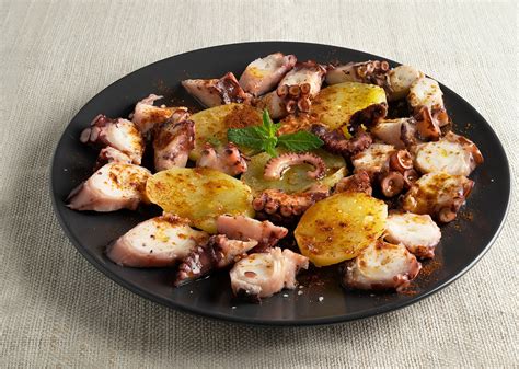  Pulpo a la Gallega: Een Zacht Gebakken Octopus Spektakel Met Frisse Citroen en Peperonen!