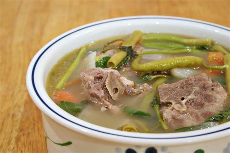  Sinigang na Baboy: Een romige, zure soep die je smaakpapillen zal verwennen!