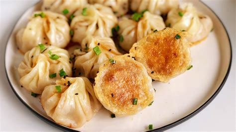  Taishan Shengjian Bao: Een knapperige gebakken dumpling gevuld met sappige varkensvlees en verse lente-ui