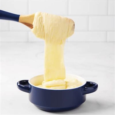  Aligot!  Een romige aardappelpuree met geraspte kaas en knoflook die je smaakpapillen zal verwennen