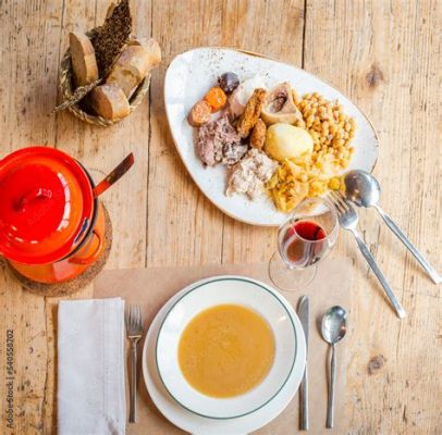 Cocido Madrileño: Een Romige Soep met Hartige Noten en Geweldige Umami Diepte!