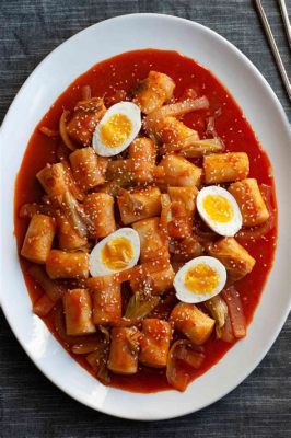  Ddeokbokki: Een pittige en zoete explosie van rijstcakes en pikante saus