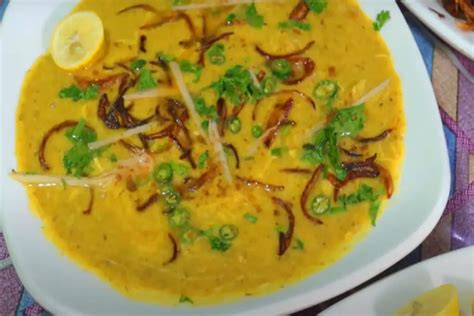  Haleem: Een romige comfort food specialiteit vol met de rijke smaken van slow cooking en kruidige geuren!