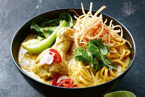  Khao Soi: Een romige curry met knapperig gefrituurde noedels die je smaakpapillen zal verwennen!