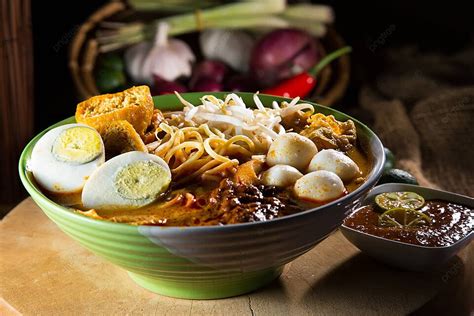 Laksa Johor: Een romig, pikant en verrassend gerecht vol textuur en smaak!