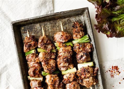  Lamb Skewers with Roasted Cumin: Een Feest van Kruidige Smaken en Gegrilde Teksturen!