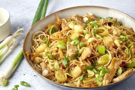  Mie Goreng: Een Overheerlijke Vermenging van Pittige Umami en Zoete Noten!