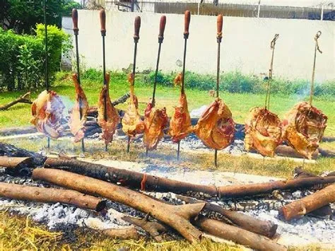  Sajji: Een geroosterde smakenexplosie van gekruid lam met een vleugje traditionele magie!