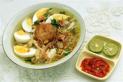  Soto Banjarmasin: Een rijke bouillon vol kruiden en geurige toppings!