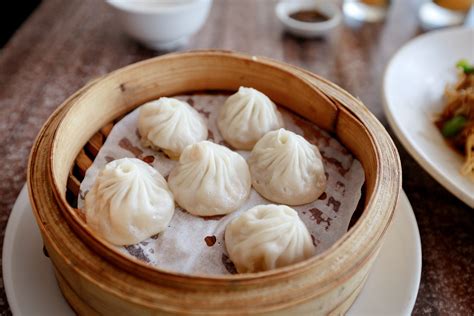  Xiao Long Bao: Een explosie van smaak en textuur in de dumplings van Hangzhou!