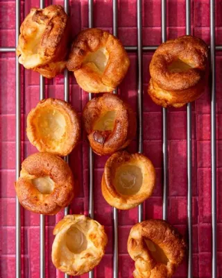  Yorkshire Pudding: Een luchtiggebakken wonder met een hartige, sappige vulling!